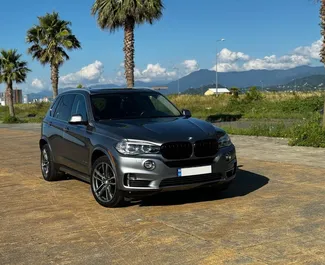 Vista frontale di un noleggio BMW X5 a Tbilisi, Georgia ✓ Auto #13136. ✓ Cambio Automatico TM ✓ 0 recensioni.