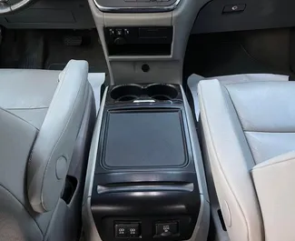 Noleggio Toyota Sienna. Auto Comfort, Monovolume per il noleggio in Armenia ✓ Cauzione di Deposito di 395 USD ✓ Opzioni assicurative RCT, CDW, FDW, All'estero.