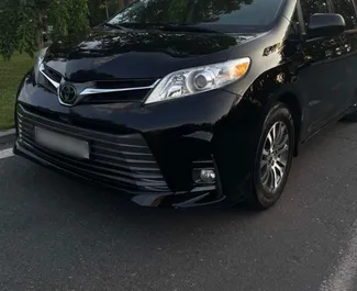 Vista frontale di un noleggio Toyota Sienna a Yerevan, Armenia ✓ Auto #12331. ✓ Cambio Automatico TM ✓ 0 recensioni.