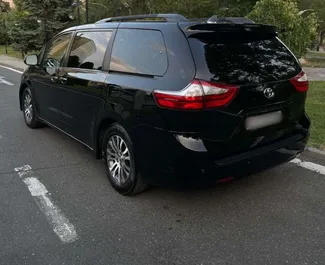 Toyota Sienna 2020 disponibile per il noleggio a Yerevan, con limite di chilometraggio di illimitato.