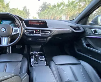 Interni di BMW 116d in affitto in Spagna. Un'ottima auto da 5 posti con cambio Automatico.