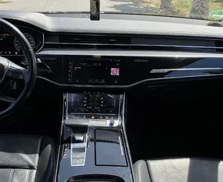 Interni di Audi A8 L in affitto in Spagna. Un'ottima auto da 5 posti con cambio Automatico.