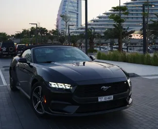 Vista frontale di un noleggio Ford Mustang Cabrio a Dubai, Emirati Arabi Uniti ✓ Auto #12350. ✓ Cambio Automatico TM ✓ 0 recensioni.