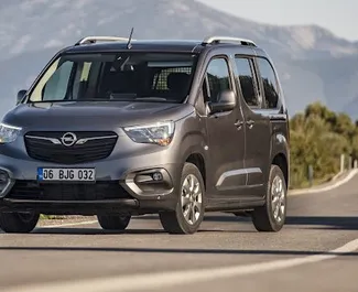 Vista frontale di un noleggio Opel Combo Life a Istanbul, Turchia ✓ Auto #7513. ✓ Cambio Automatico TM ✓ 4 recensioni.
