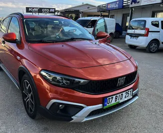 Vista frontale di un noleggio Fiat Egea Cross all'aeroporto di Antalya, Turchia ✓ Auto #6557. ✓ Cambio Manuale TM ✓ 1 recensioni.