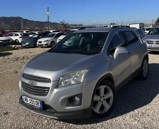 Vista frontale di un noleggio Chevrolet Trax all'aeroporto di Tirana, Albania ✓ Auto #13256. ✓ Cambio Automatico TM ✓ 0 recensioni.