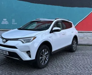 Vista frontale di un noleggio Toyota Rav4 a Batumi, Georgia ✓ Auto #13185. ✓ Cambio Automatico TM ✓ 0 recensioni.