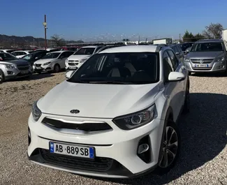 Vista frontale di un noleggio Kia Stonic all'aeroporto di Tirana, Albania ✓ Auto #13254. ✓ Cambio Automatico TM ✓ 0 recensioni.
