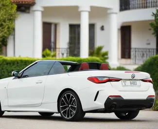 BMW 430i Cabrio 2023 disponibile per il noleggio a Dubai, con limite di chilometraggio di illimitato.