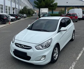 Vista frontale di un noleggio Hyundai Accent Blue a Durazzo, Albania ✓ Auto #11534. ✓ Cambio Automatico TM ✓ 0 recensioni.
