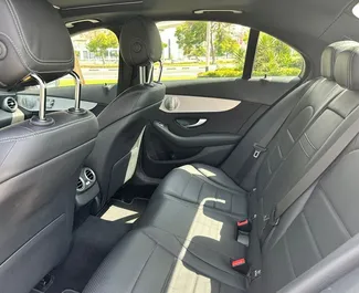 Noleggio Mercedes-Benz C300 Coupe. Auto Premium, Lusso per il noleggio negli Emirati Arabi Uniti ✓ Cauzione di Deposito di 2500 AED ✓ Opzioni assicurative RCT.