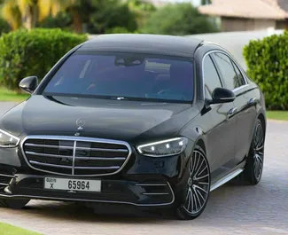 Vista frontale di un noleggio Mercedes-Benz S500 a Dubai, Emirati Arabi Uniti ✓ Auto #13349. ✓ Cambio Automatico TM ✓ 0 recensioni.