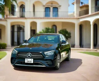 Vista frontale di un noleggio Mercedes-Benz E350 a Dubai, Emirati Arabi Uniti ✓ Auto #13467. ✓ Cambio Automatico TM ✓ 0 recensioni.