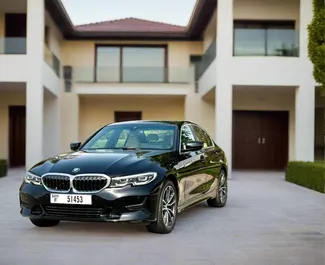 Vista frontale di un noleggio BMW 330i a Dubai, Emirati Arabi Uniti ✓ Auto #13445. ✓ Cambio Automatico TM ✓ 0 recensioni.