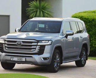 Vista frontale di un noleggio Toyota Land Cruiser 300 a Dubai, Emirati Arabi Uniti ✓ Auto #13468. ✓ Cambio Automatico TM ✓ 0 recensioni.