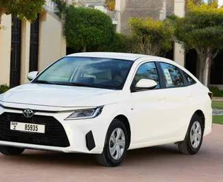 Vista frontale di un noleggio Toyota Yaris Ativ a Dubai, Emirati Arabi Uniti ✓ Auto #13334. ✓ Cambio Automatico TM ✓ 0 recensioni.