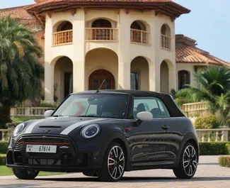 Vista frontale di un noleggio Mini Cooper a Dubai, Emirati Arabi Uniti ✓ Auto #13320. ✓ Cambio Automatico TM ✓ 0 recensioni.
