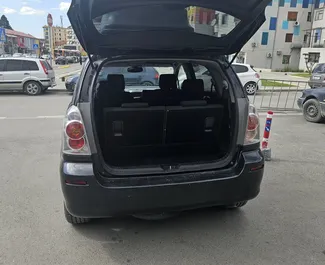Vista frontale di un noleggio Toyota Corolla Verso all'aeroporto di Tirana, Albania ✓ Auto #13391. ✓ Cambio Manuale TM ✓ 0 recensioni.