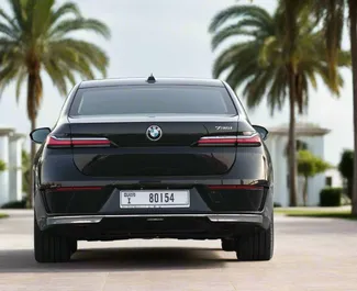 Motore Benzina da 3,0L di BMW 735i 2024 per il noleggio a Dubai.