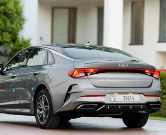 Noleggio Kia K5. Auto Comfort, Premium per il noleggio negli Emirati Arabi Uniti ✓ Cauzione di Deposito di 2500 AED ✓ Opzioni assicurative RCT.