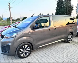 Vista frontale di un noleggio Fiat Ulysse all'aeroporto di Dalaman, Turchia ✓ Auto #13061. ✓ Cambio Automatico TM ✓ 0 recensioni.