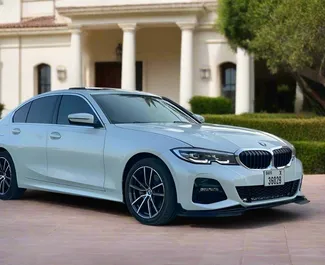 Noleggio BMW 330i. Auto Comfort, Premium per il noleggio negli Emirati Arabi Uniti ✓ Cauzione di Deposito di 2500 AED ✓ Opzioni assicurative RCT.