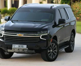 Interni di Chevrolet Tahoe in affitto negli Emirati Arabi Uniti. Un'ottima auto da 8 posti con cambio Automatico.