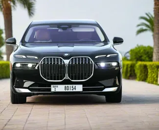 BMW 735i 2024 con sistema A trazione posteriore, disponibile a Dubai.