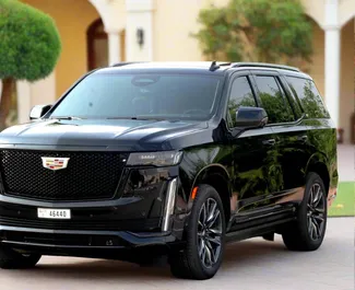 Vista frontale di un noleggio Cadillac Escalade a Dubai, Emirati Arabi Uniti ✓ Auto #13267. ✓ Cambio Automatico TM ✓ 0 recensioni.