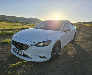Interni di Mazda 6 in affitto in Georgia. Un'ottima auto da 5 posti con cambio Automatico.