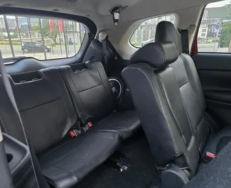 Interni di Mitsubishi Outlander Xl in affitto in Georgia. Un'ottima auto da 7 posti con cambio Automatico.