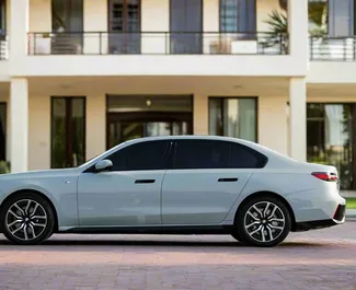 Interni di BMW 735i in affitto negli Emirati Arabi Uniti. Un'ottima auto da 5 posti con cambio Automatico.