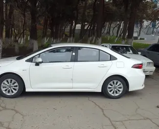 Vista frontale di un noleggio Toyota Corolla Sedan a Baku, Azerbaigian ✓ Auto #13511. ✓ Cambio Automatico TM ✓ 0 recensioni.