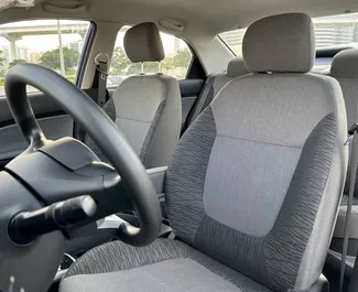 Vista frontale di un noleggio Kia Pegas a Dubai, Emirati Arabi Uniti ✓ Auto #13287. ✓ Cambio Automatico TM ✓ 0 recensioni.