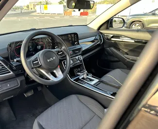Vista frontale di un noleggio Kia Seltos a Dubai, Emirati Arabi Uniti ✓ Auto #13290. ✓ Cambio Automatico TM ✓ 0 recensioni.