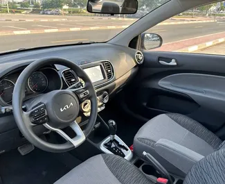 Vista frontale di un noleggio Kia Pegas a Dubai, Emirati Arabi Uniti ✓ Auto #13288. ✓ Cambio Automatico TM ✓ 0 recensioni.