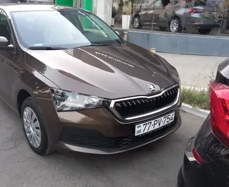 Vista frontale di un noleggio Skoda Rapid a Baku, Azerbaigian ✓ Auto #13502. ✓ Cambio Automatico TM ✓ 0 recensioni.