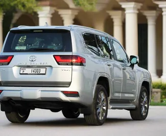 Toyota Land Cruiser 300 2023 disponibile per il noleggio a Dubai, con limite di chilometraggio di illimitato.