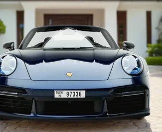 Vista frontale di un noleggio Porsche 911 Carrera S Cabrio a Dubai, Emirati Arabi Uniti ✓ Auto #13497. ✓ Cambio Automatico TM ✓ 0 recensioni.