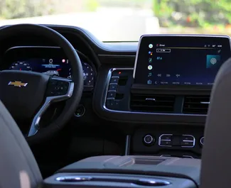 Noleggio Chevrolet Tahoe. Auto Comfort, Premium, SUV per il noleggio negli Emirati Arabi Uniti ✓ Cauzione di Deposito di 2500 AED ✓ Opzioni assicurative RCT.