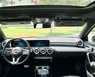 Interni di Mercedes-Benz A220 in affitto negli Emirati Arabi Uniti. Un'ottima auto da 5 posti con cambio Automatico.