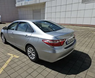 Noleggio auto Toyota Camry 2017 in Georgia, con carburante Ibrido e 148 cavalli di potenza ➤ A partire da 90 GEL al giorno.