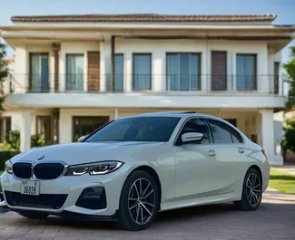 Vista frontale di un noleggio BMW 330i a Dubai, Emirati Arabi Uniti ✓ Auto #13264. ✓ Cambio Automatico TM ✓ 0 recensioni.