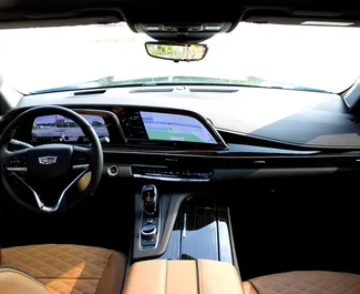 Noleggio Cadillac Escalade. Auto Premium, Lusso, SUV per il noleggio negli Emirati Arabi Uniti ✓ Cauzione di Deposito di 2500 AED ✓ Opzioni assicurative RCT.
