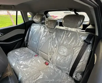 Noleggio JAC JS4. Auto Economica, Comfort, Crossover per il noleggio negli Emirati Arabi Uniti ✓ Cauzione di Deposito di 2500 AED ✓ Opzioni assicurative RCT.