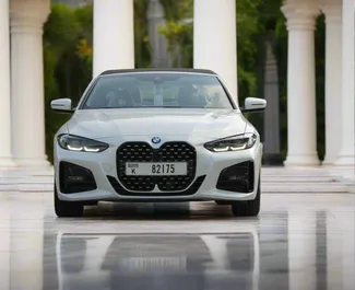 Vista frontale di un noleggio BMW 430i Cabrio a Dubai, Emirati Arabi Uniti ✓ Auto #13448. ✓ Cambio Automatico TM ✓ 0 recensioni.