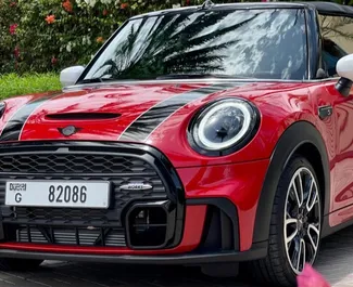 Vista frontale di un noleggio Mini Cooper a Dubai, Emirati Arabi Uniti ✓ Auto #13322. ✓ Cambio Automatico TM ✓ 0 recensioni.