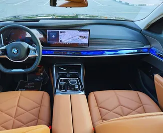Vista frontale di un noleggio BMW 735i a Dubai, Emirati Arabi Uniti ✓ Auto #13265. ✓ Cambio Automatico TM ✓ 0 recensioni.
