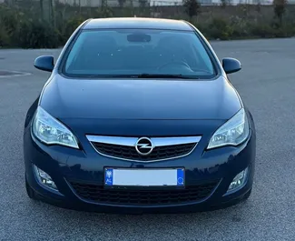 Vista frontale di un noleggio Opel Astra a Durazzo, Albania ✓ Auto #13177. ✓ Cambio Manuale TM ✓ 0 recensioni.