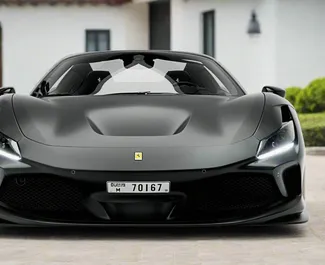 Vista frontale di un noleggio Ferrari F8 Spider a Dubai, Emirati Arabi Uniti ✓ Auto #13372. ✓ Cambio Automatico TM ✓ 0 recensioni.